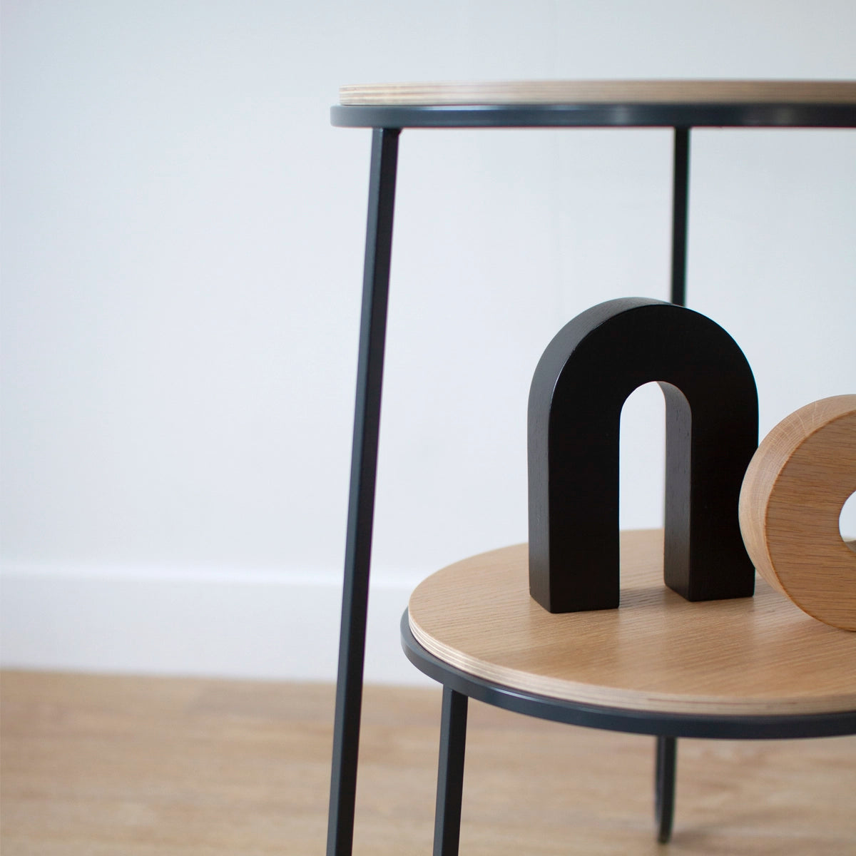 Anatole pedestal table, natural oak, matt slate grey metal