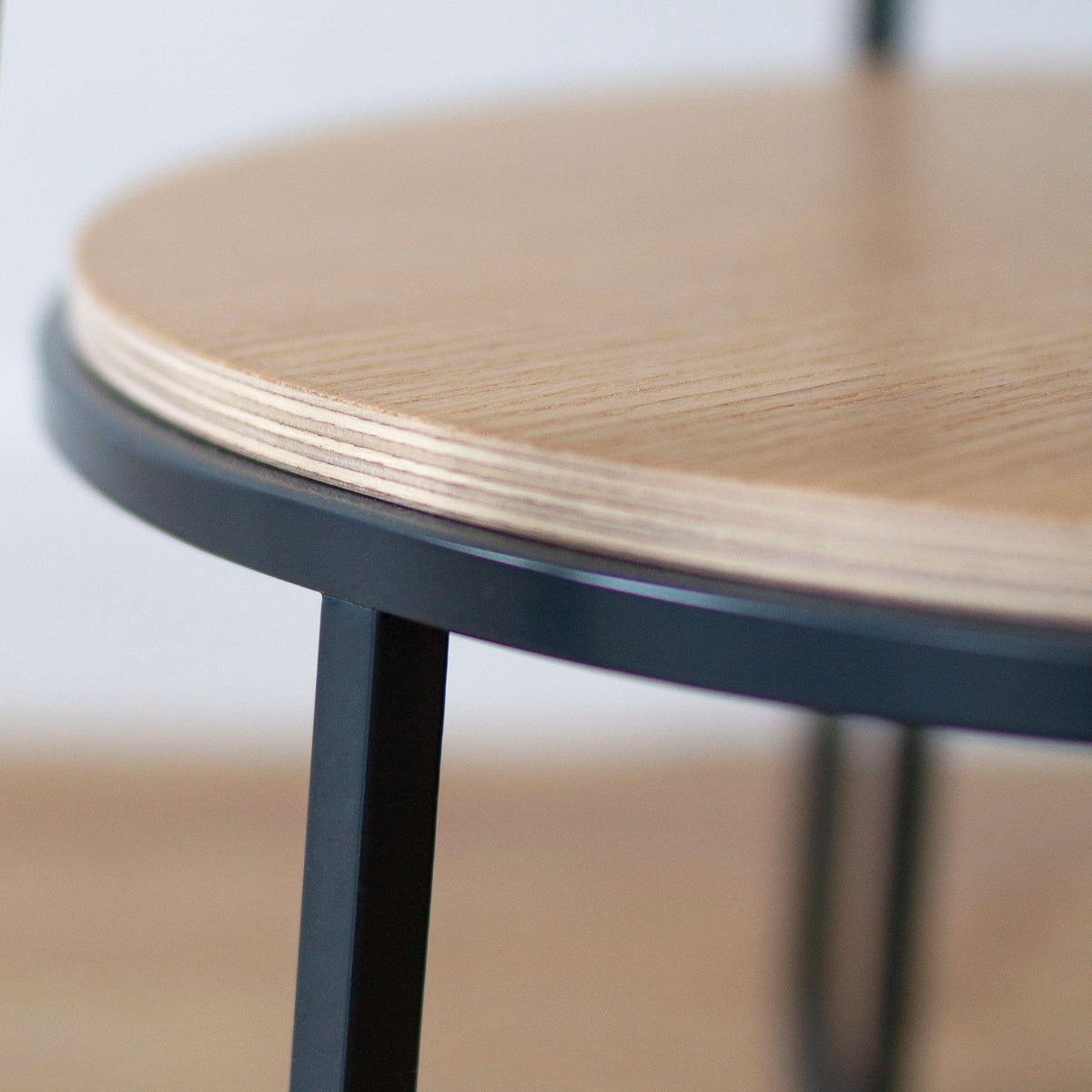 Anatole pedestal table, natural oak, matt slate grey metal